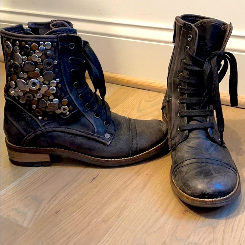 Boots with Buttons and screws